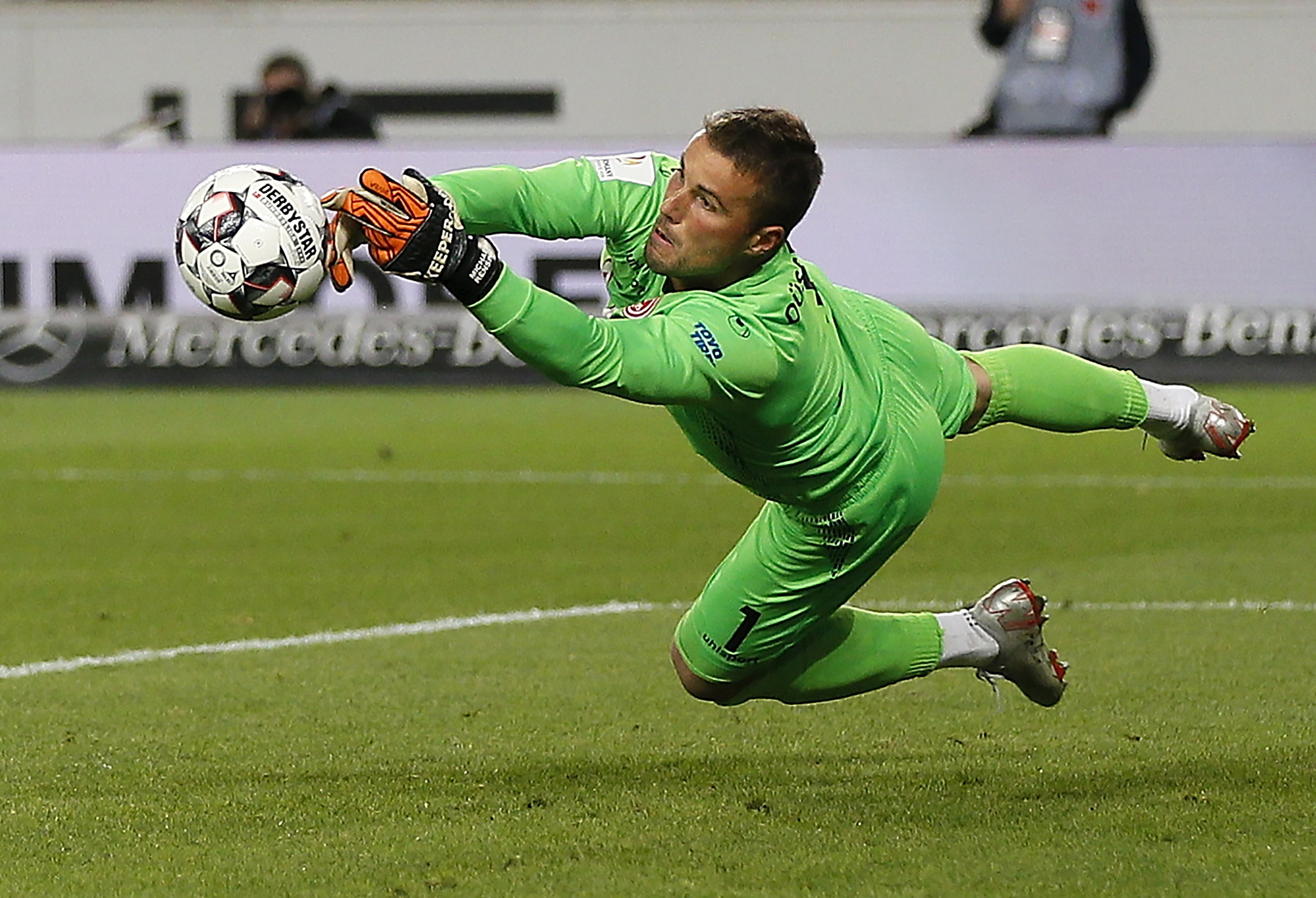 斯图加特力克杜塞尔多夫,豪取三分的简单介绍 斯图加特力克杜塞尔多夫,豪取三分的简单介绍