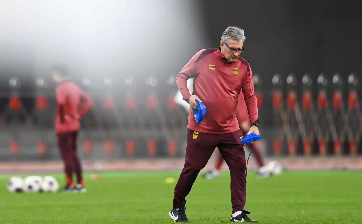 爱游戏app下载-中国足协新政策调整，联赛备战引发球迷热议