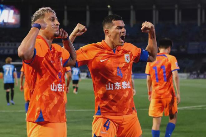 鲁能泰山队员奋力拼搏,领先一步 鲁能泰山队员奋力拼搏,领先一步