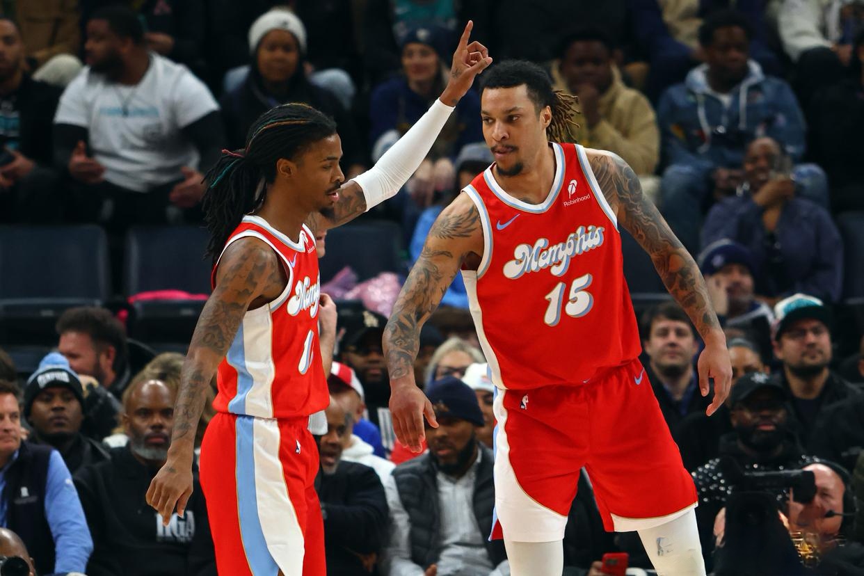 双方球队在比赛中展开了激烈角逐