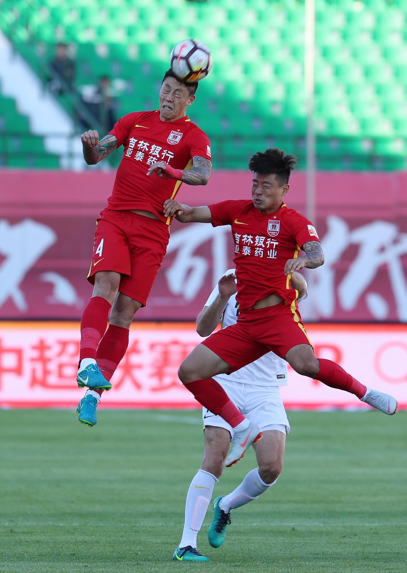 长春队前锋发威,帮助球队取胜 长春队前锋发威,帮助球队取胜