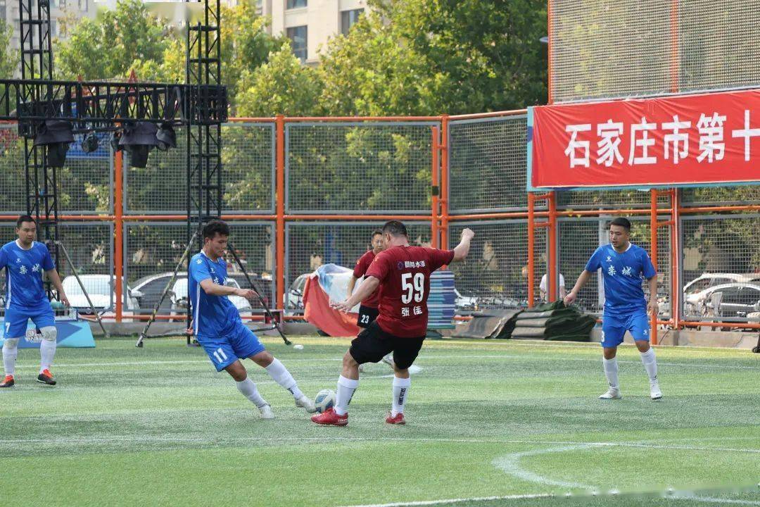 职业足球比赛的对决赛场上持续激烈进行