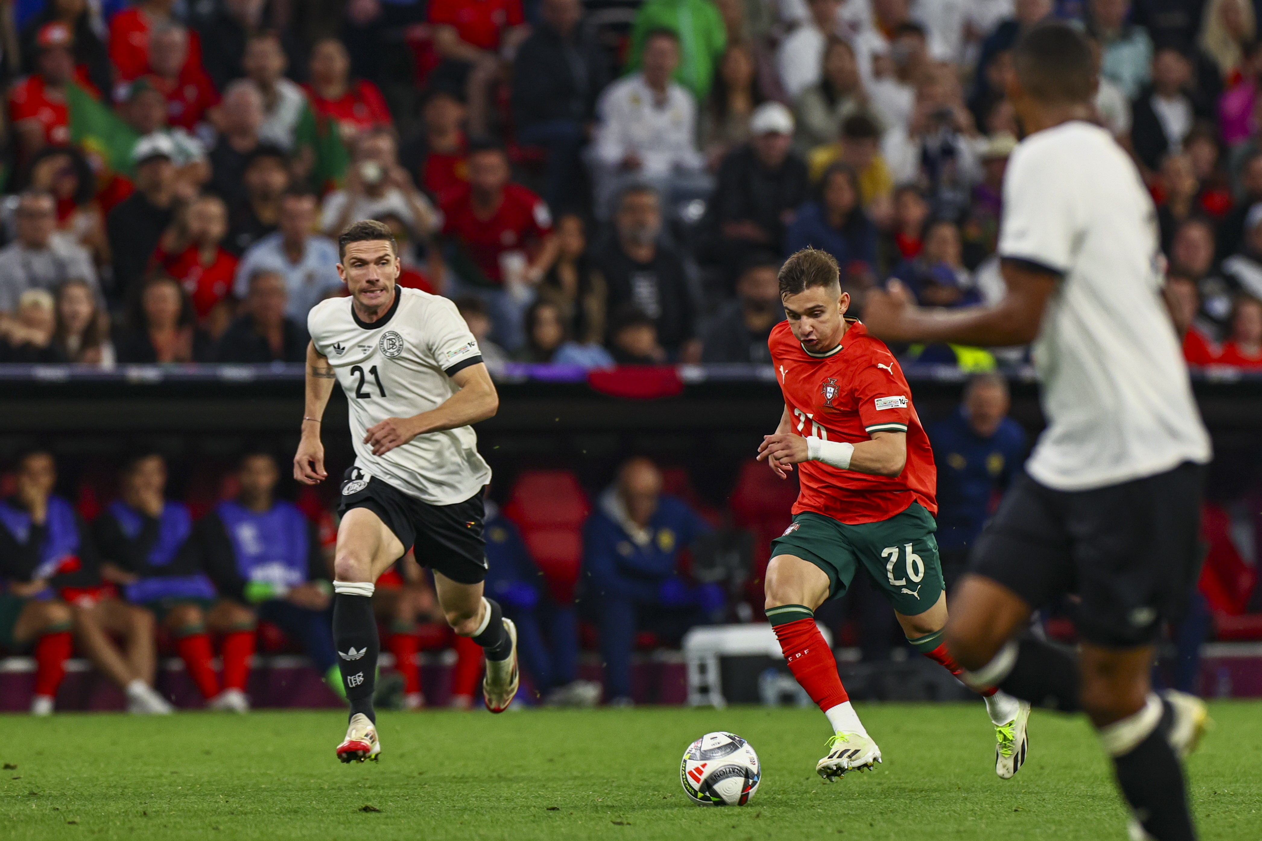 爱游戏在线登录-葡萄牙队艰难赢球，晋级小组第二