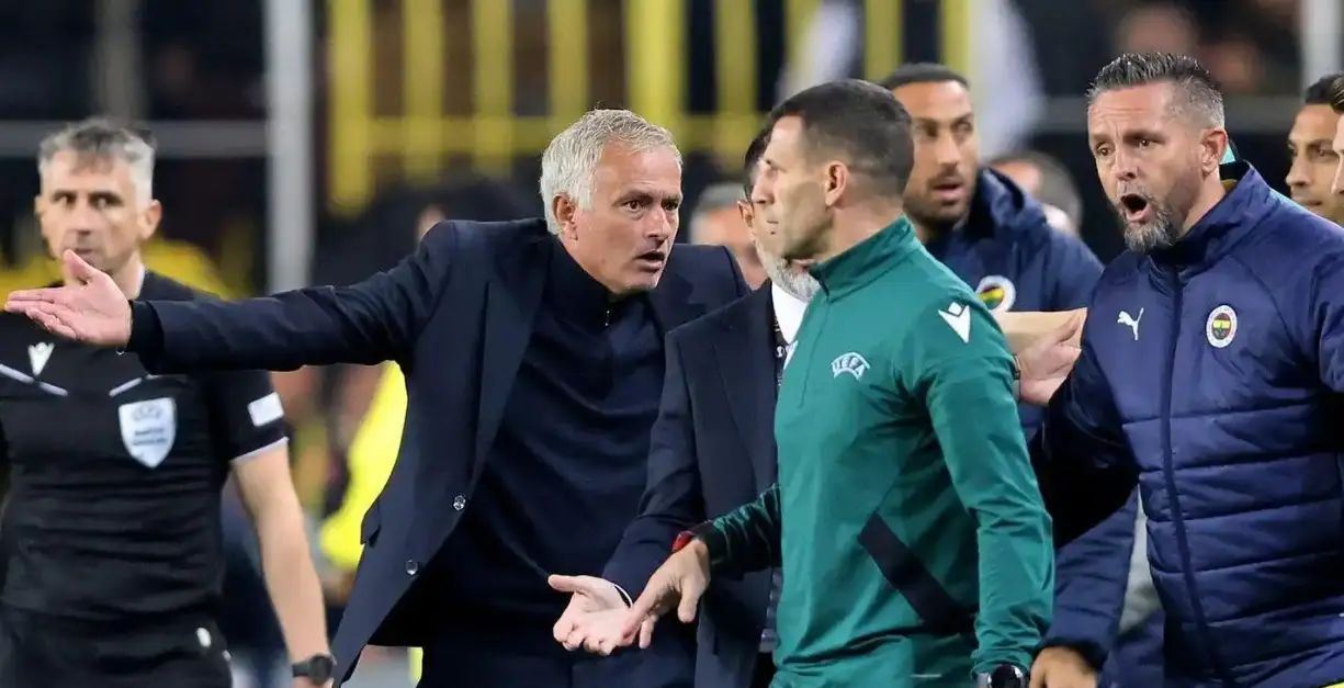 战术精湛：巴西队对阵英格兰队展示团队默契的简单介绍