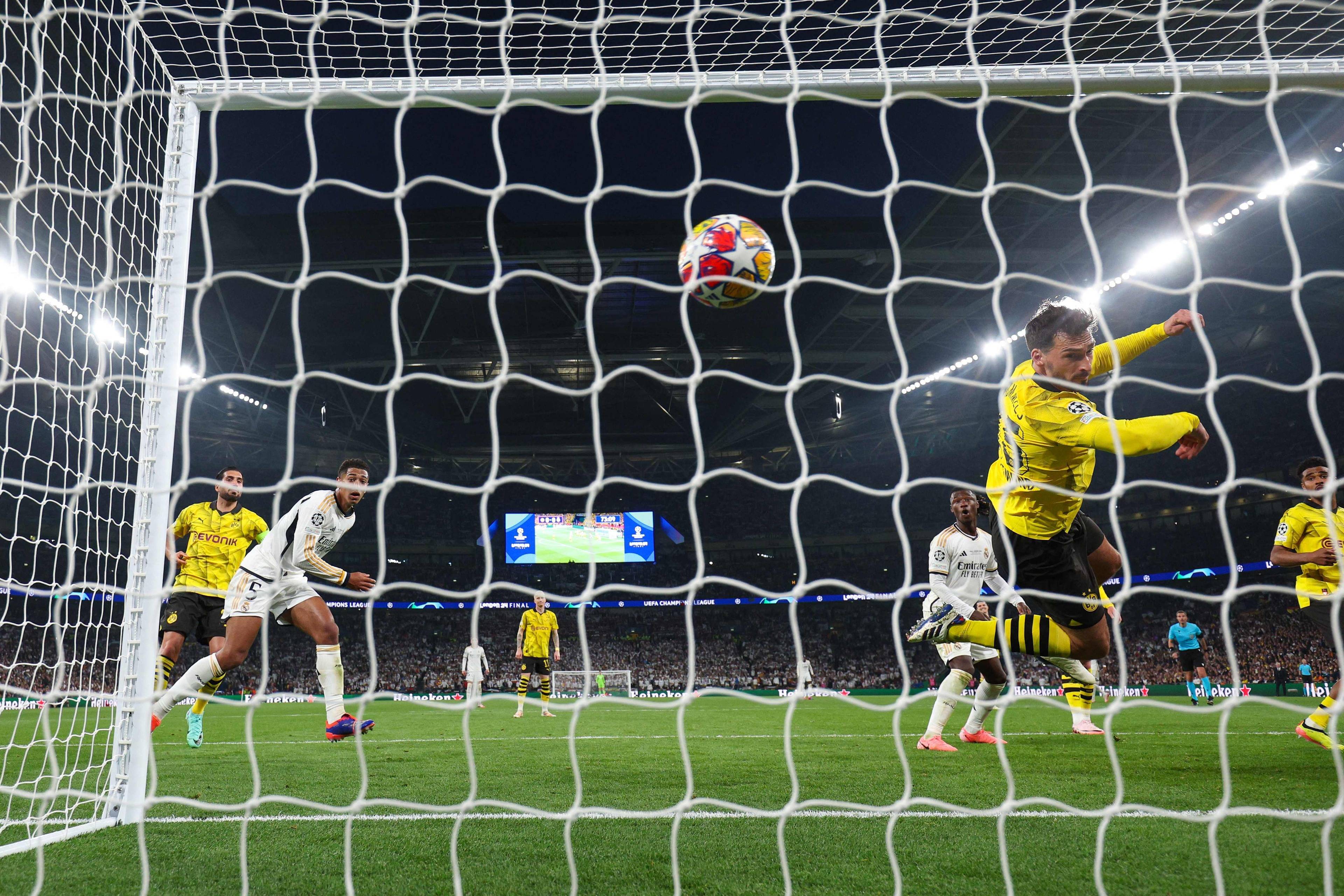 爱游戏-包含里昂夺胜迎接多特蒙德挑战，全力备战的词条