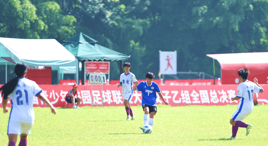 爱游戏在线-国内职业足球比赛赛程激烈，球员们拼尽全力的简单介绍