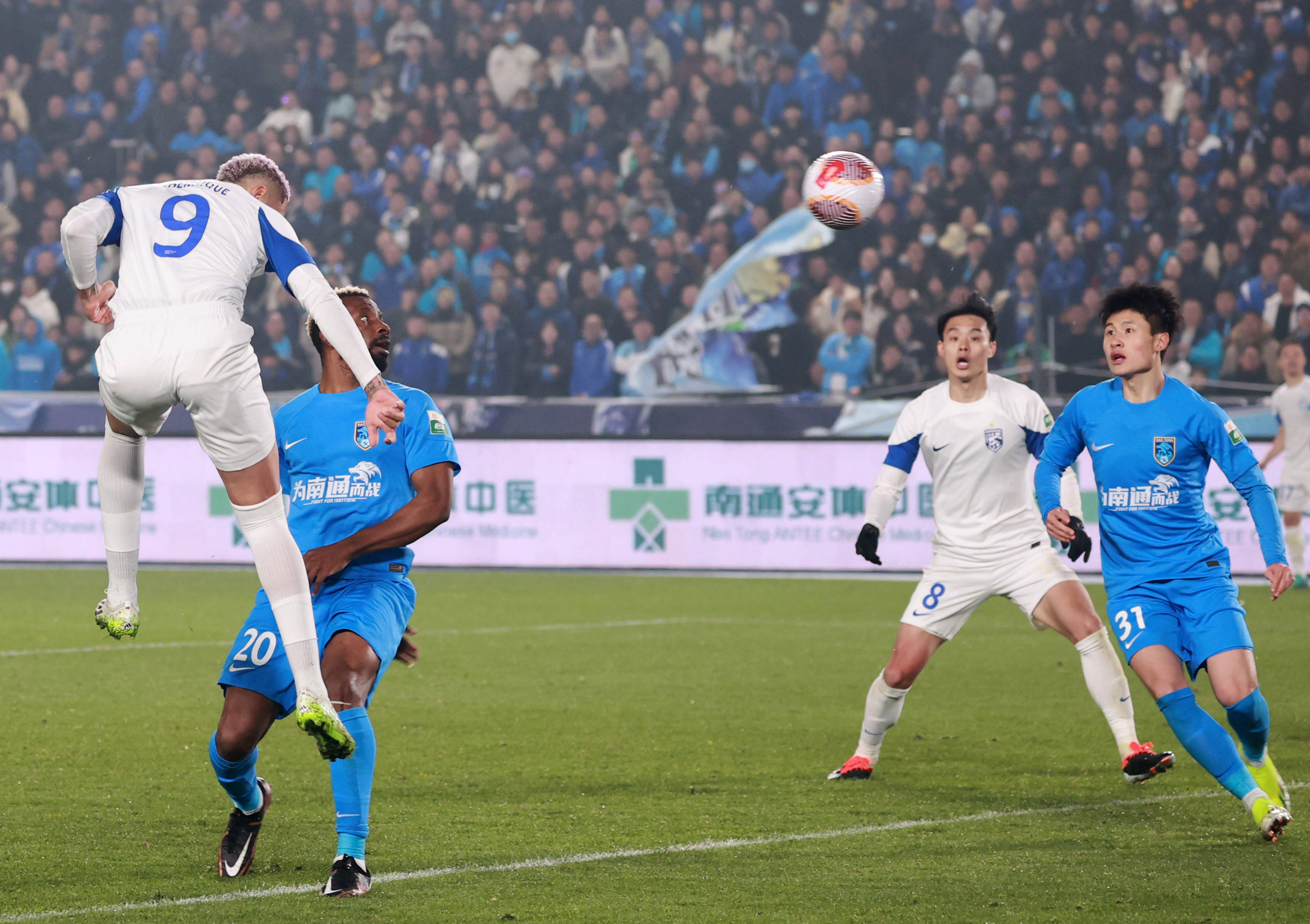 足球比赛实力对决,球员奉献全力 足球比赛实力对决,球员奉献全力