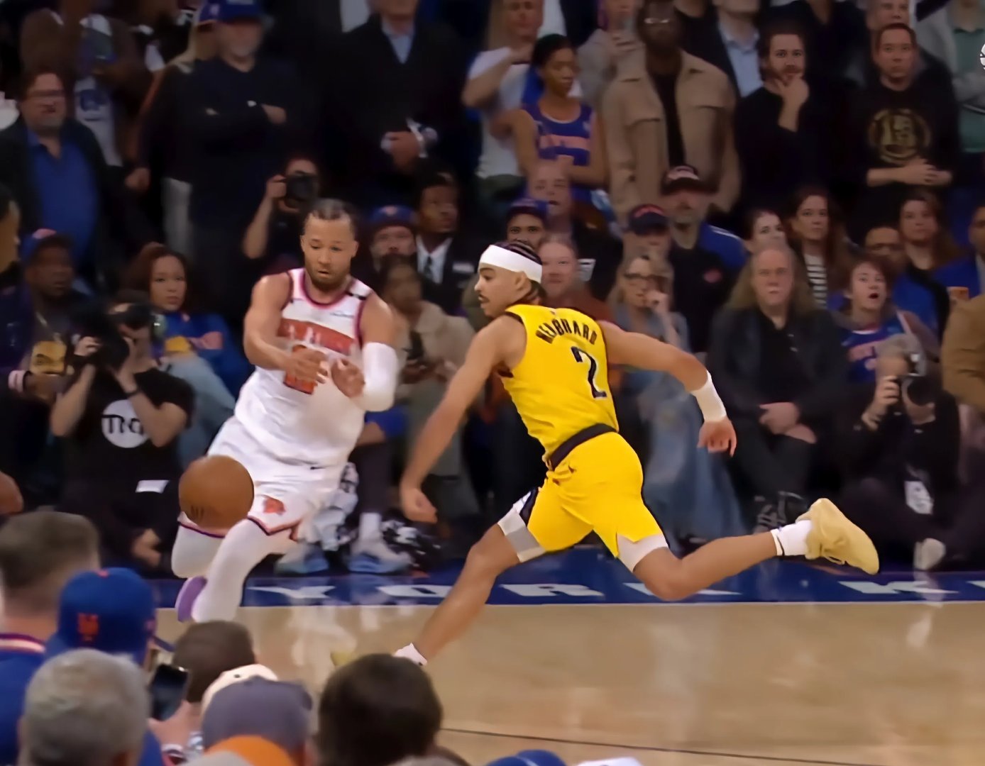 爱游戏官网-步行者队铁三角合力领队反击