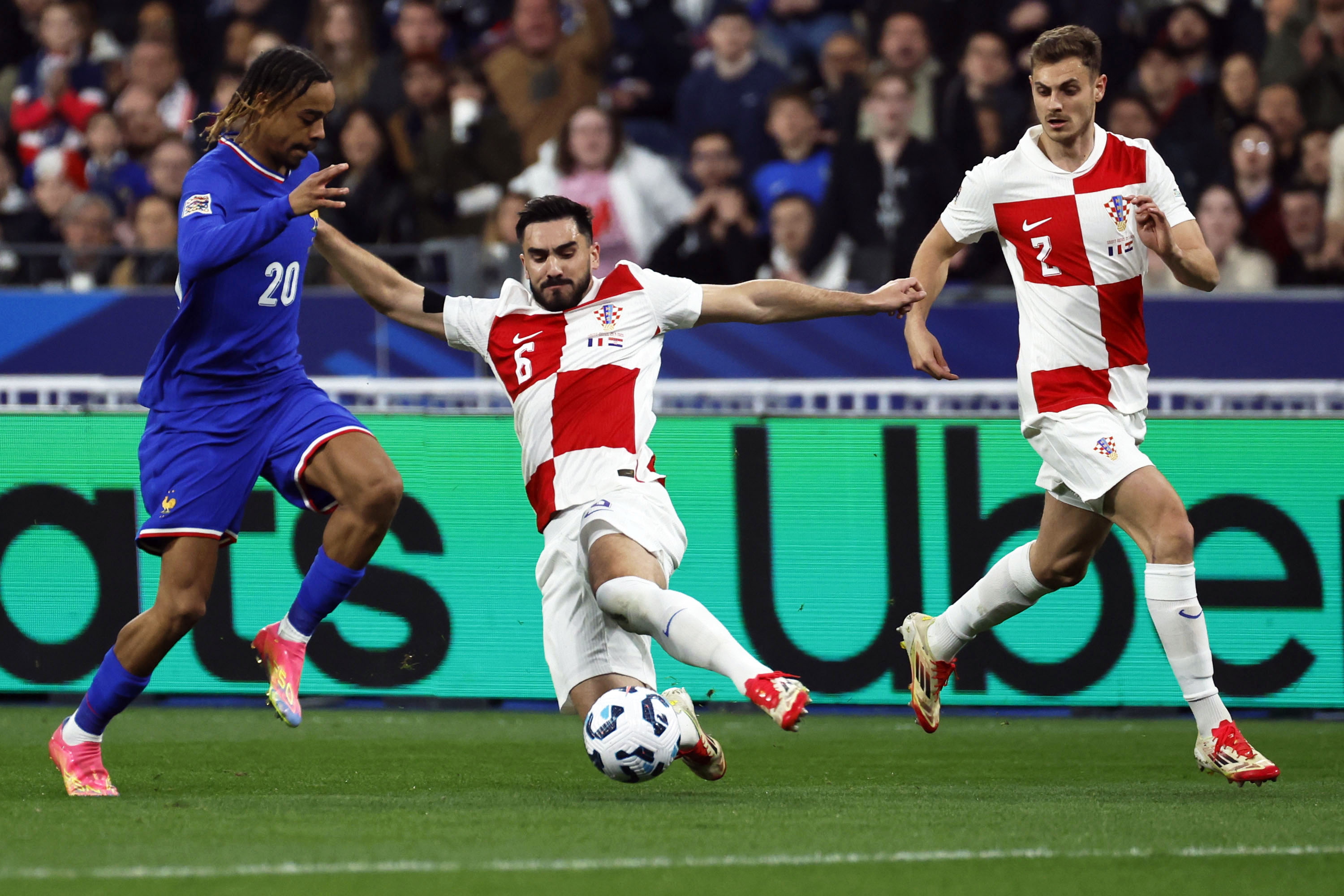 欧国联杯中球队间的激烈竞争加剧的简单介绍