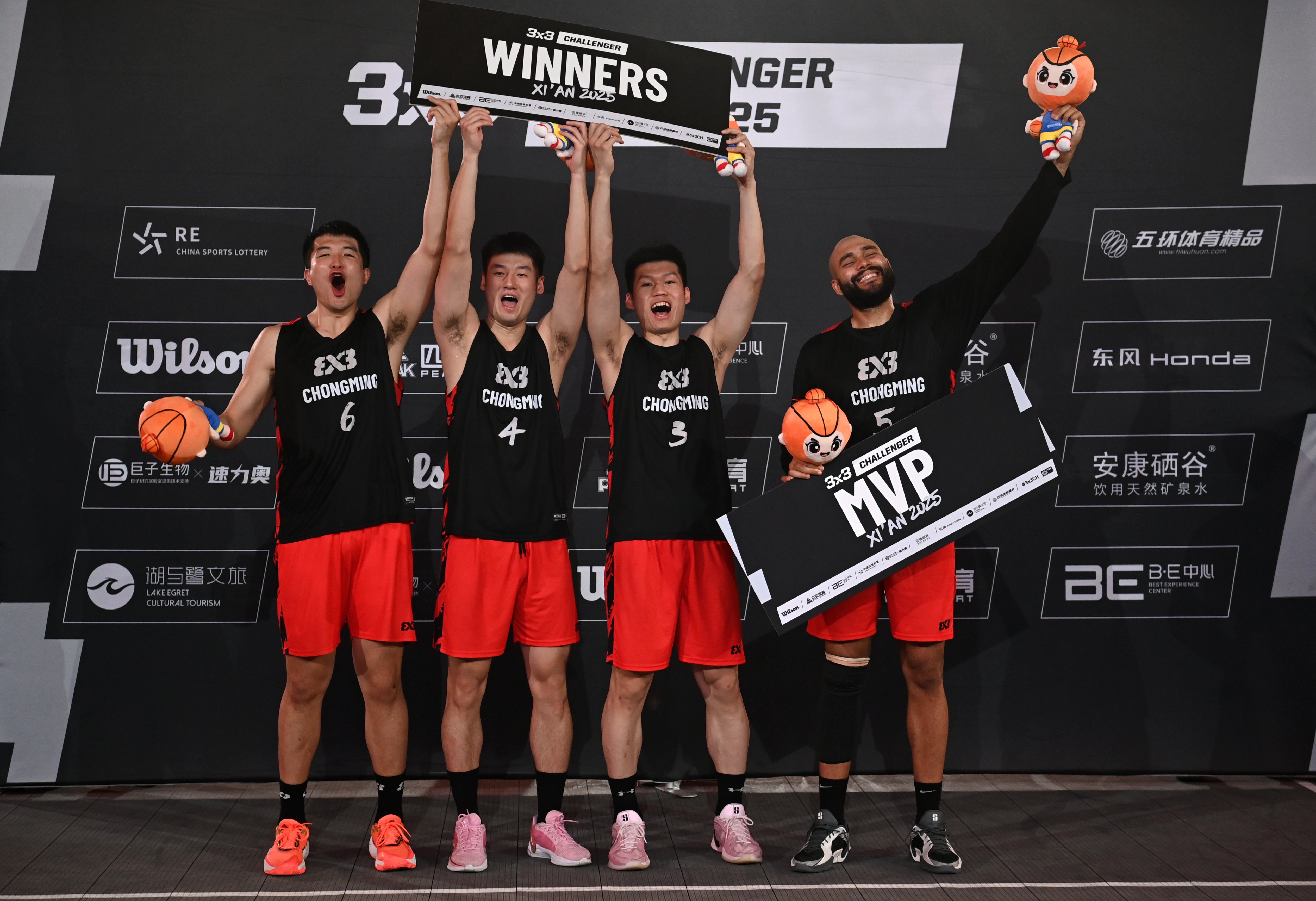 球员们在国际篮球赛场上挑战极限 球员们在国际篮球赛场上挑战极限