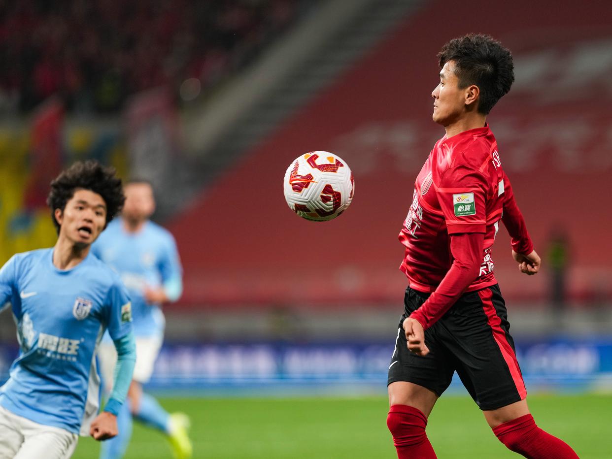 爱游戏官方登录入口-新赛季足球比赛精彩上演，队员实力不容小觑的简单介绍