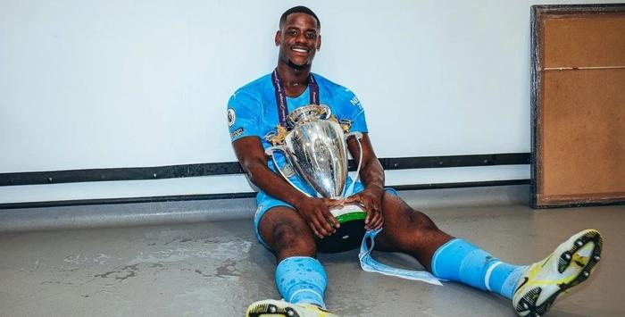 爱游戏登录-关于曼城两连冠晋级，冠军奖杯频频递送的信息