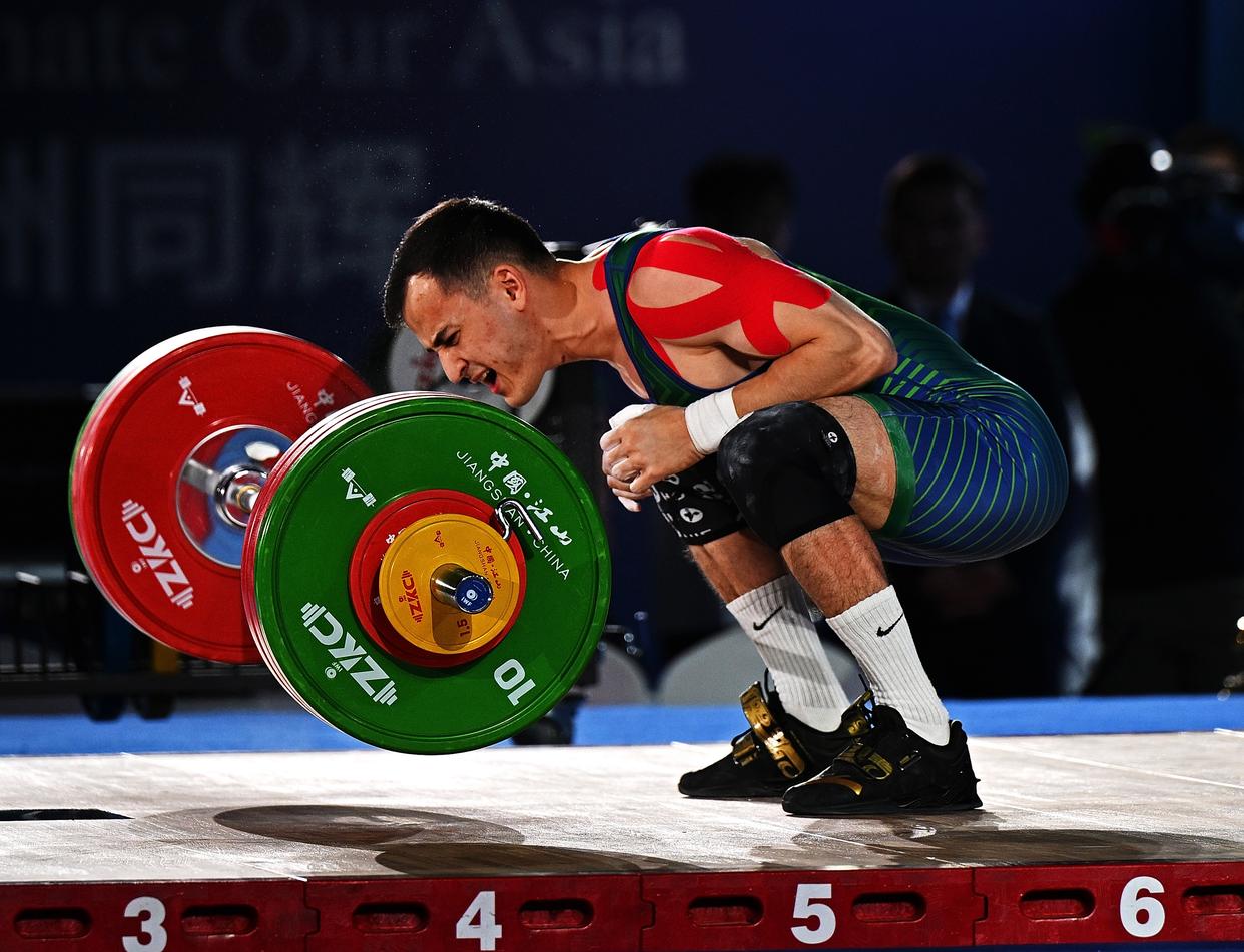 日本代表团在举重比赛中斩获金牌 日本代表团在举重比赛中斩获金牌
